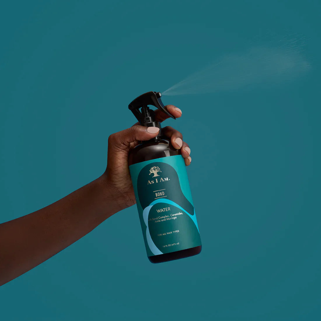Hand spraying As I Am Bond Water bottle
