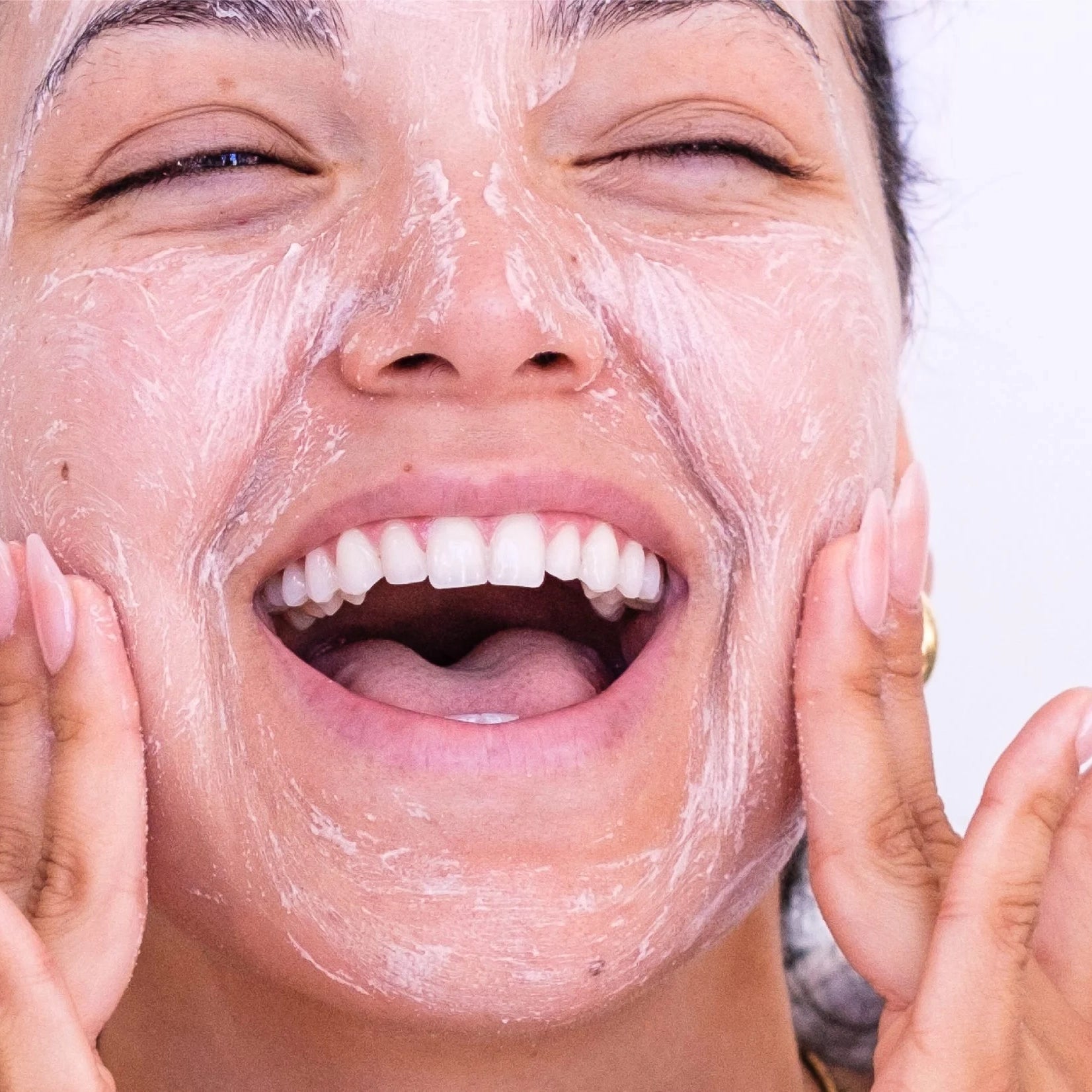 Beauty Formulas Honey and Almond Facial Scrub 5 oz / 150 ml - Uncover healthy, radiant skin with Beauty Formulas - Image 3