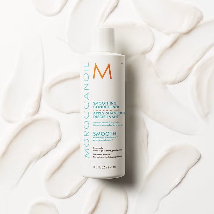 Moroccanoil Smoothing Conditioner Tames Frizz for Smooth, Manageable Hair 250 ml/8.45 oz - Transform unruly, frizzy hair with