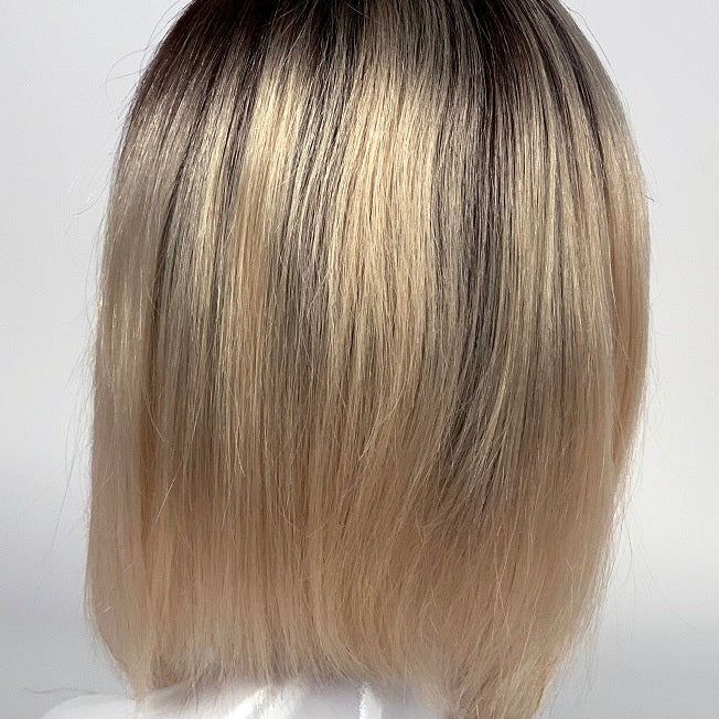 Perruque de cheveux humains élégante Adora Spotlight avec raie en dentelle